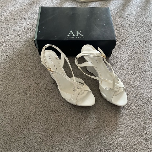 Anne Klein Wedge - Picture 2 of 4
